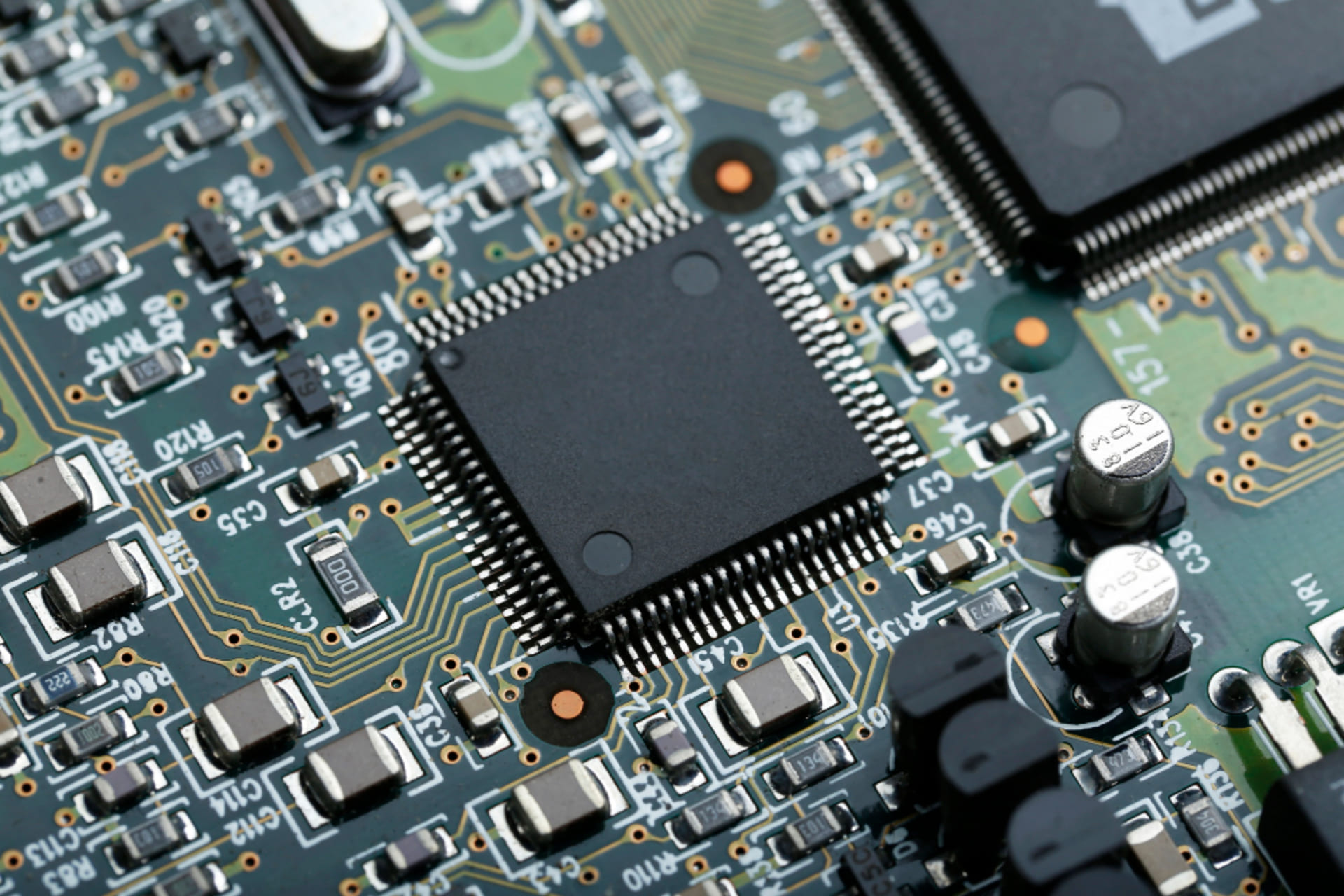 半導体とは？役割や需要拡大の背景をわかりやすく解説